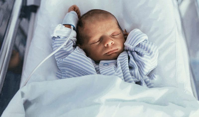 نوزاد تازه&zwnj;&zwnj;متولد به دلیل نارس بودن بستری شده است.