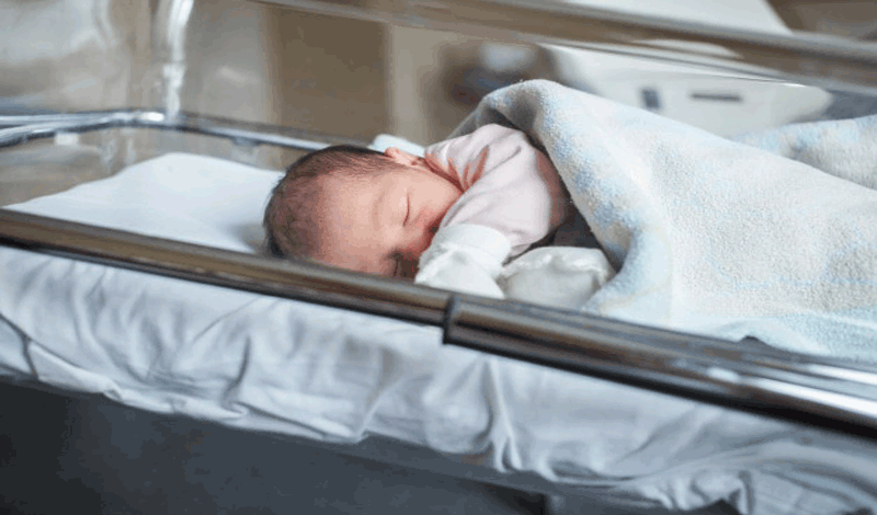 نوزاد قل1 تازه&zwnj;&zwnj;&zwnj;متولد&nbsp;به دلیل زردی بستری شده است.