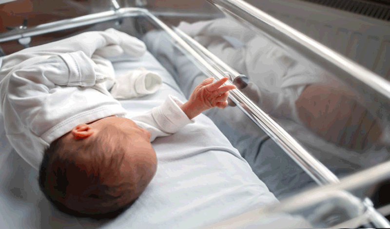 نوزاد قل2 تازه&zwnj;متولد&nbsp;به دلیل مشکل تنفسی بستری شده است.