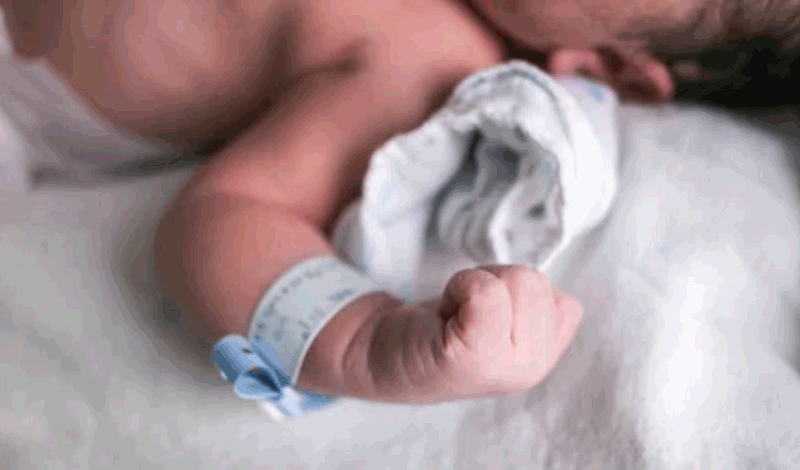 نوزاد تازه&zwnj;متولد به دلیل مشکل تنفسی بستری شده است.